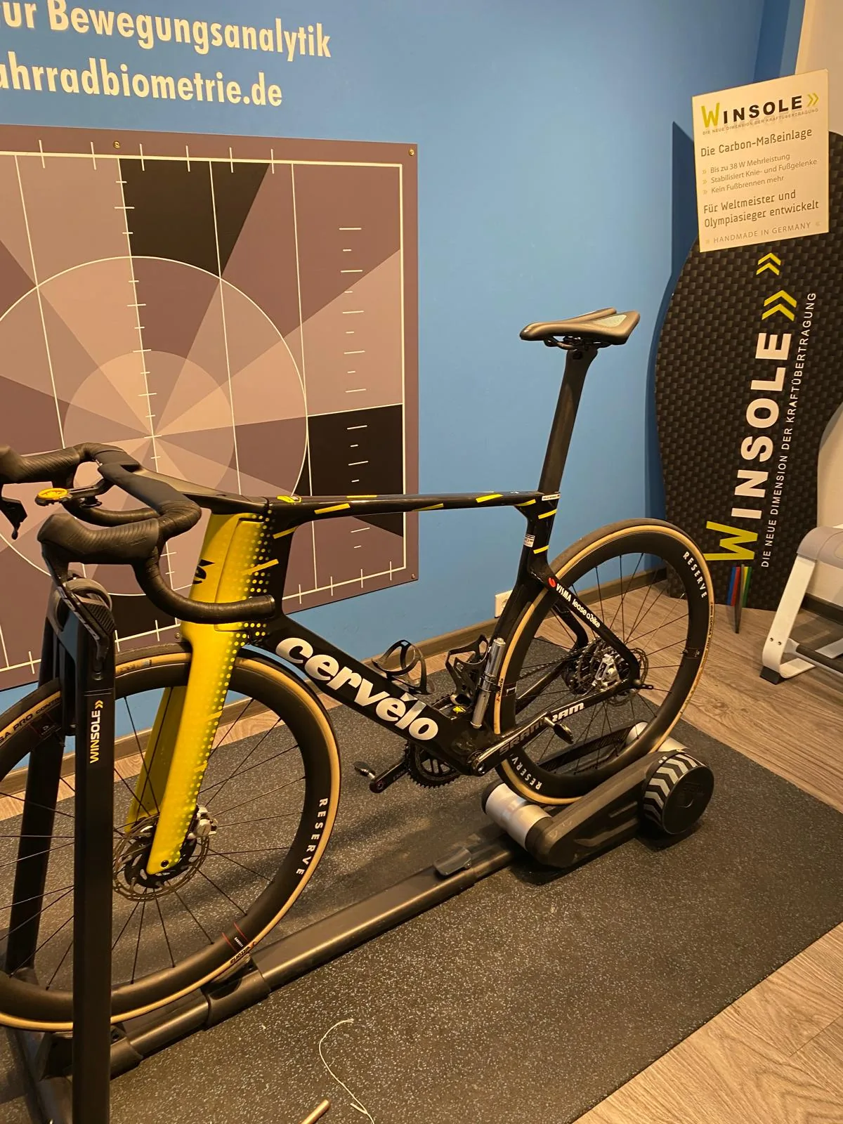 Cervélo Rennrad auf Rollentrainer bei Bikefitting-Session mit Winsole