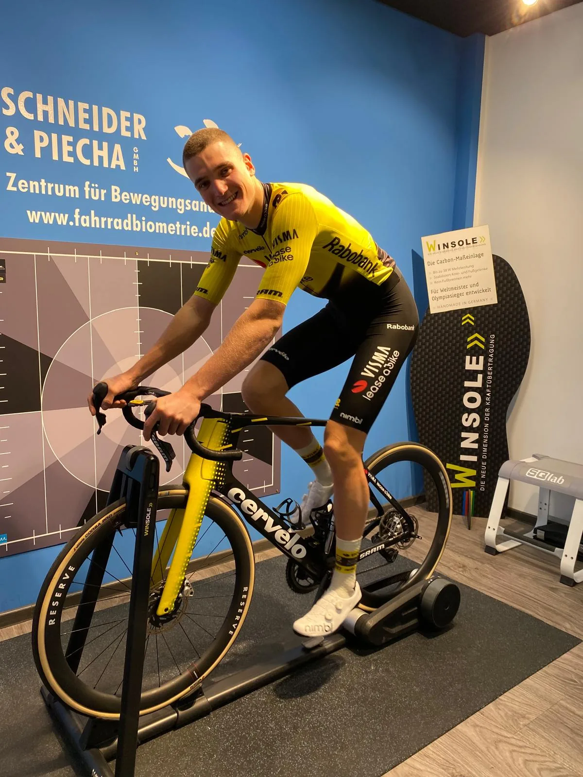 Niklas Behrens beim Bikefitting mit Winsole Carbon-Einlage im Team Visma-Lease a Bike Trikot